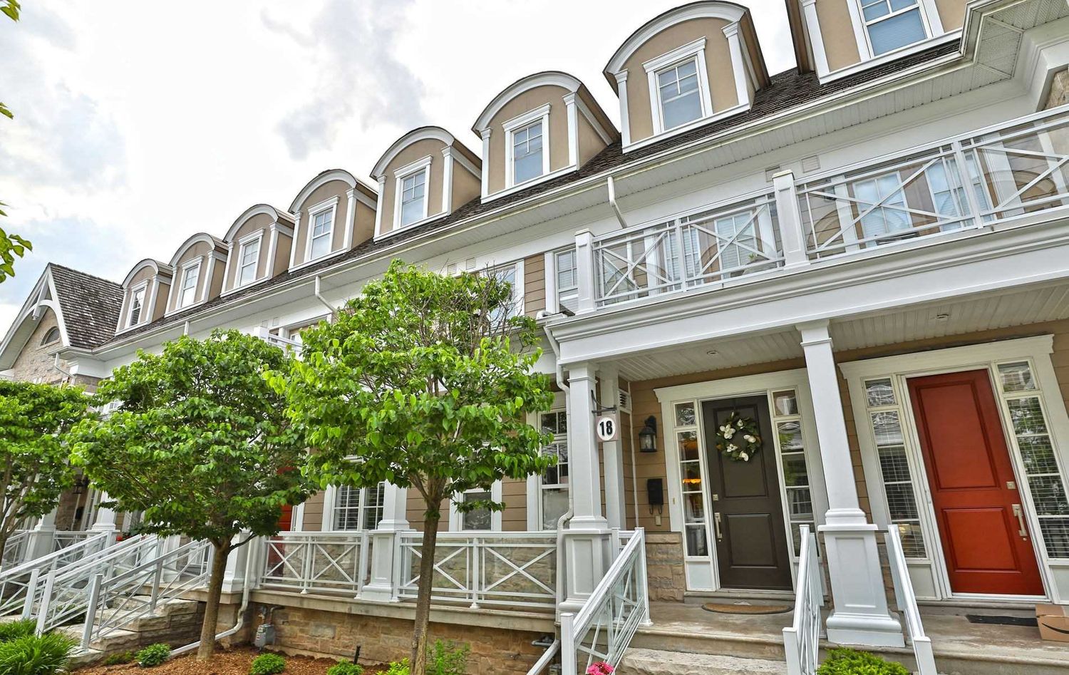 2369 Ontario Street. The Harbour Club Townhomes is located in  Oakville, Toronto - image #1 of 2