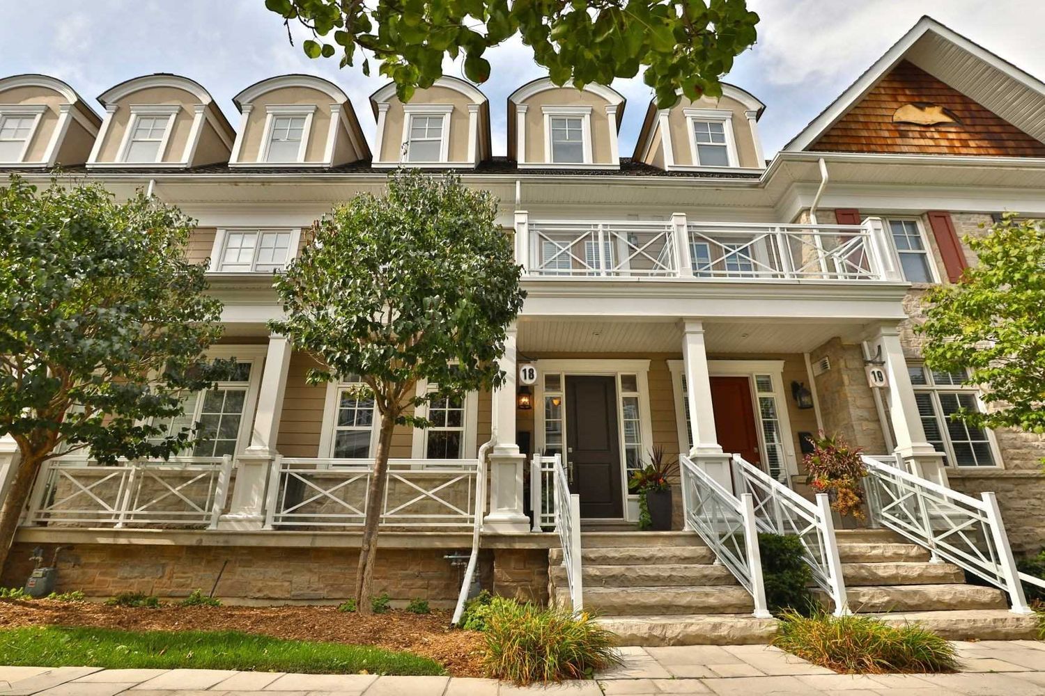 2369 Ontario Street. The Harbour Club Townhomes is located in  Oakville, Toronto - image #2 of 2