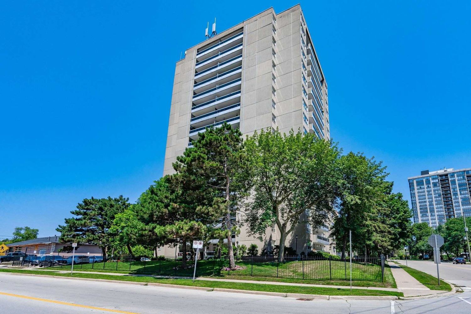 2263 Marine Drive. The Lighthouse Condos is located in  Oakville, Toronto - image #2 of 2