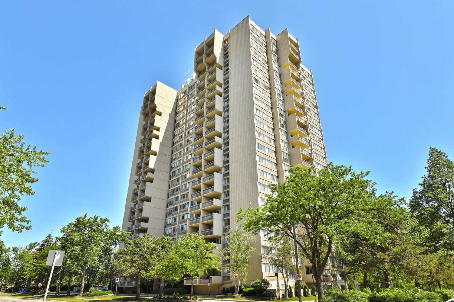 1359 White Oaks Boulevard. The Oaks Condos is located in  Oakville, Toronto - image #1 of 2