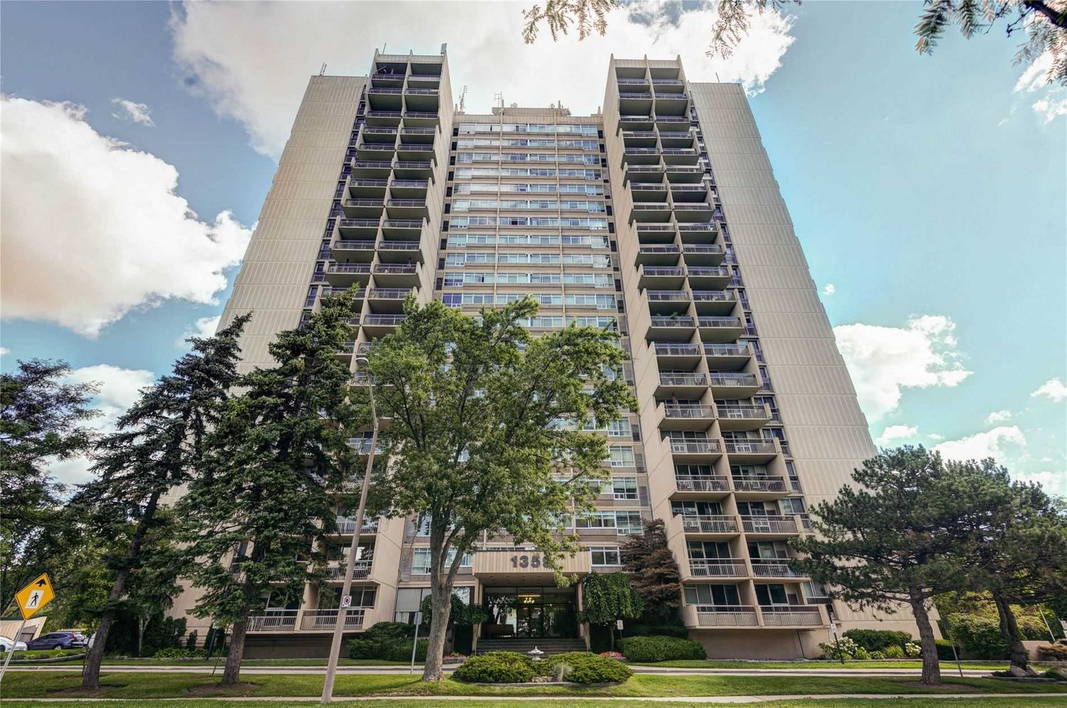 1359 White Oaks Boulevard. The Oaks Condos is located in  Oakville, Toronto - image #2 of 2