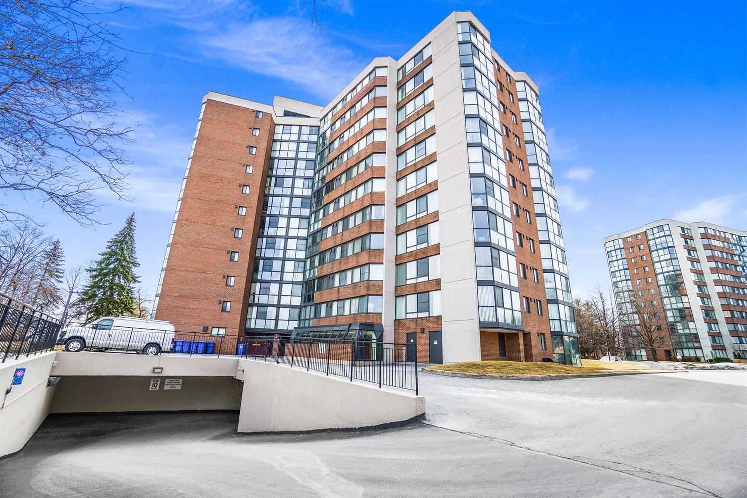 1230 Marlborough Court. The Sovereign Condos is located in  Oakville, Toronto - image #2 of 2
