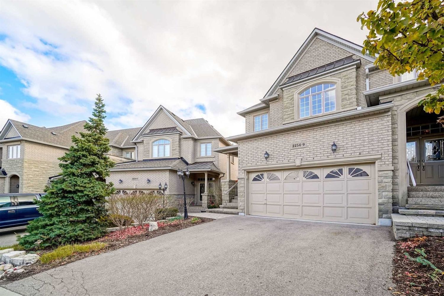 2250 Rockingham Drive. The Woods of Joshua Creek Townhomes is located in  Oakville, Toronto - image #1 of 2