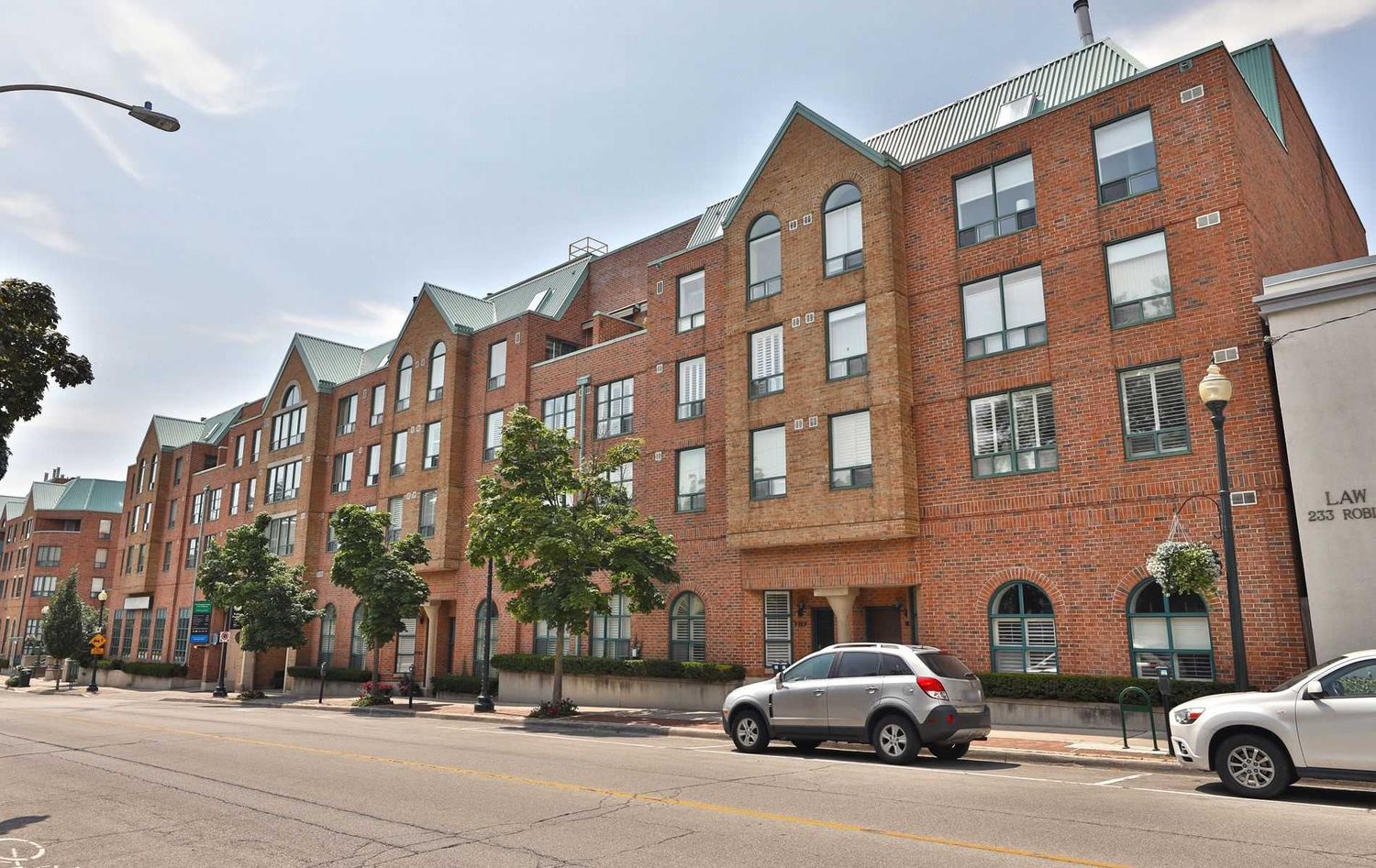 221 Robinson Street. Towne Square Condos is located in  Oakville, Toronto - image #2 of 2