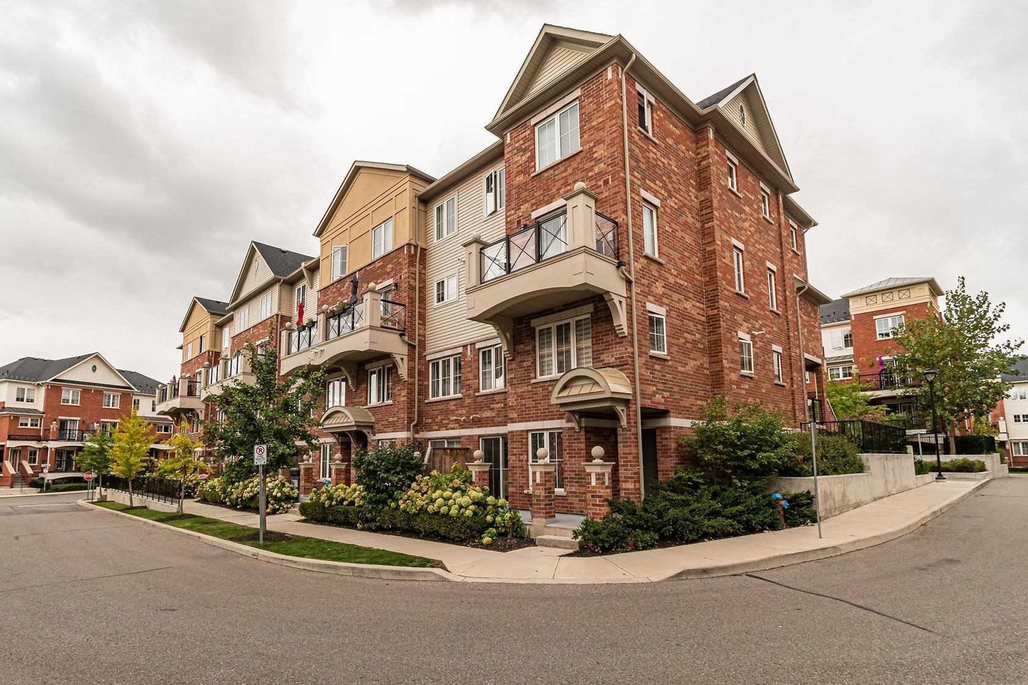 2444-2508 Post Road. Waterlilies Phase 3 Townhomes is located in  Oakville, Toronto - image #1 of 3