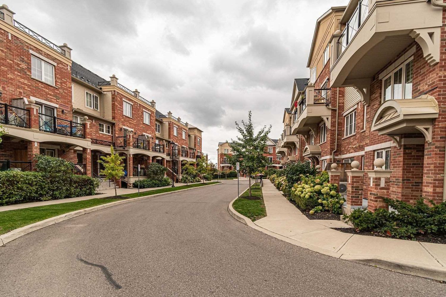 2444-2508 Post Road. Waterlilies Phase 3 Townhomes is located in  Oakville, Toronto - image #2 of 3