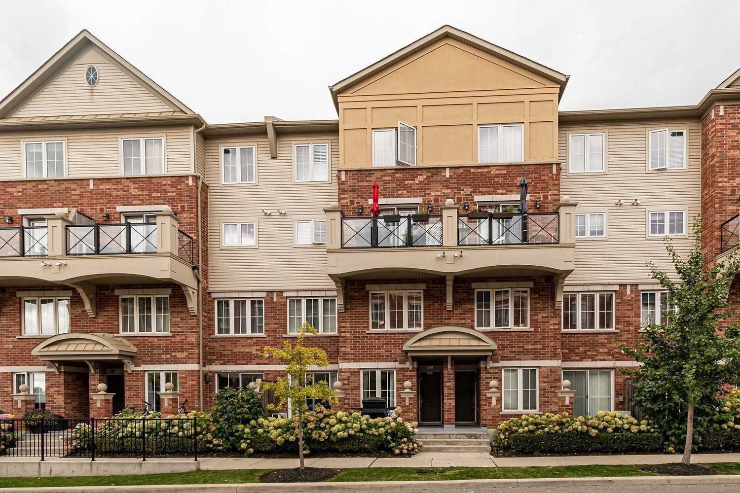 2444-2508 Post Road. Waterlilies Phase 3 Townhomes is located in  Oakville, Toronto - image #3 of 3