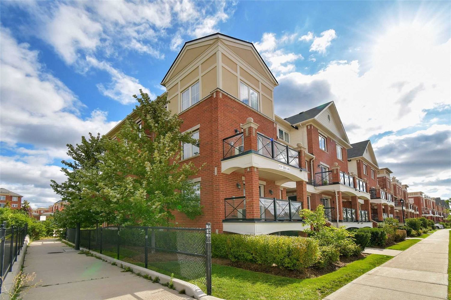 2551-2579 Sixth Line. Waterlilies Townhomes is located in  Oakville, Toronto - image #1 of 2