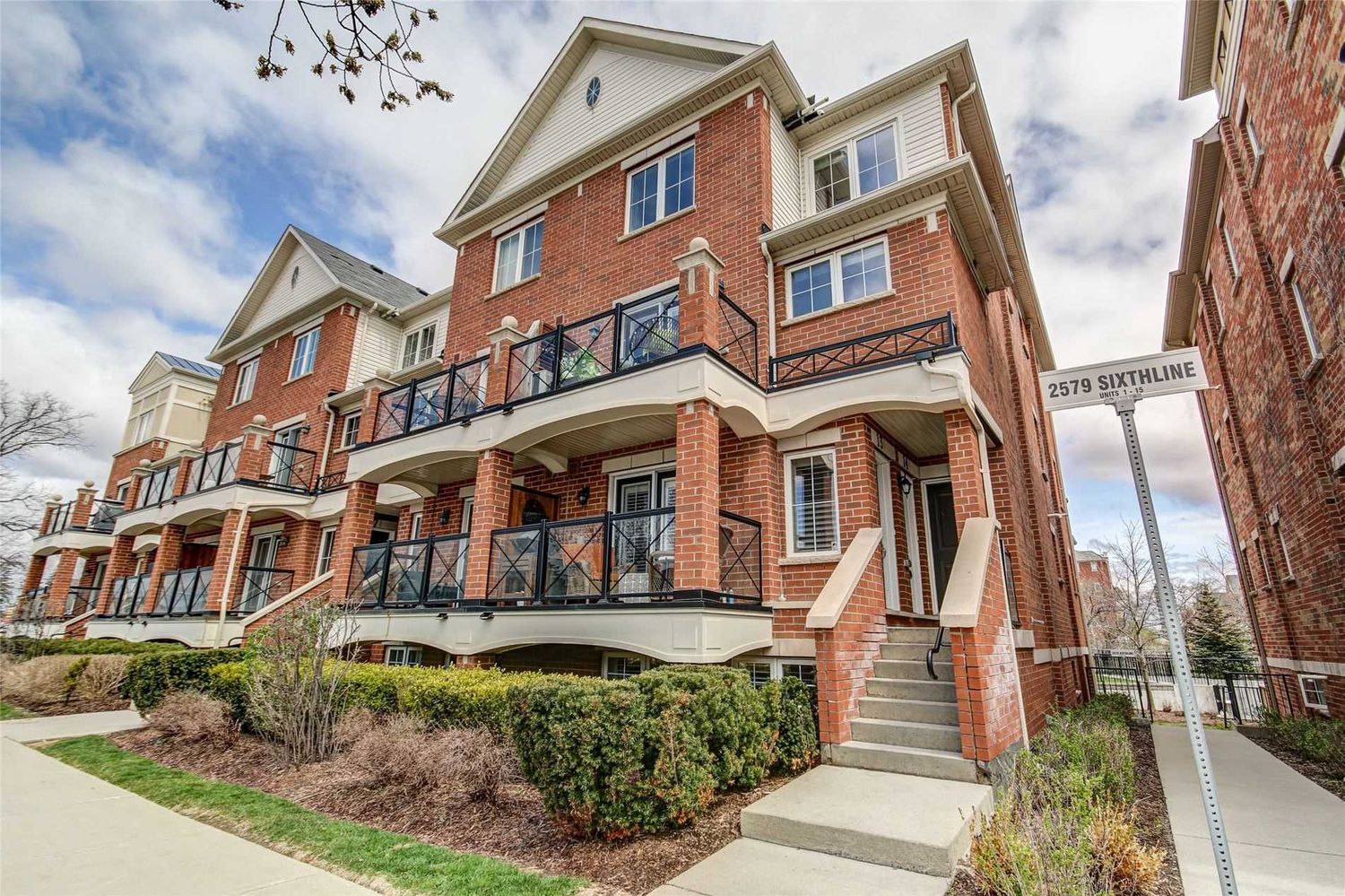 2551-2579 Sixth Line. Waterlilies Townhomes is located in  Oakville, Toronto - image #2 of 2