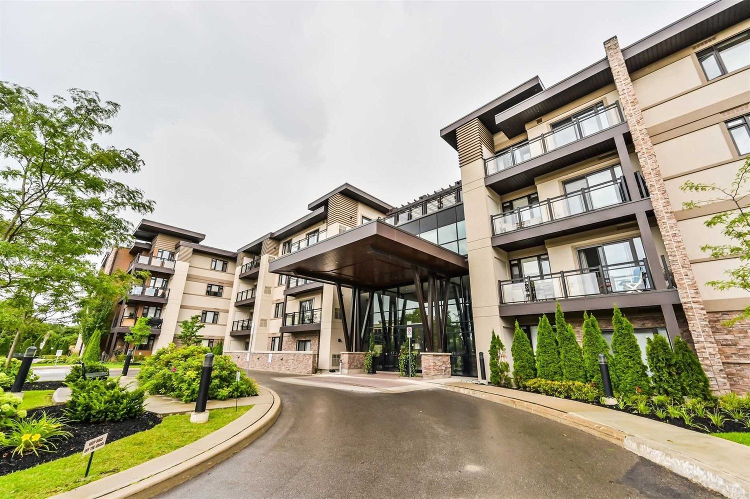 128 Garden Drive. Wyndham Place Condos is located in  Oakville, Toronto - image #2 of 3
