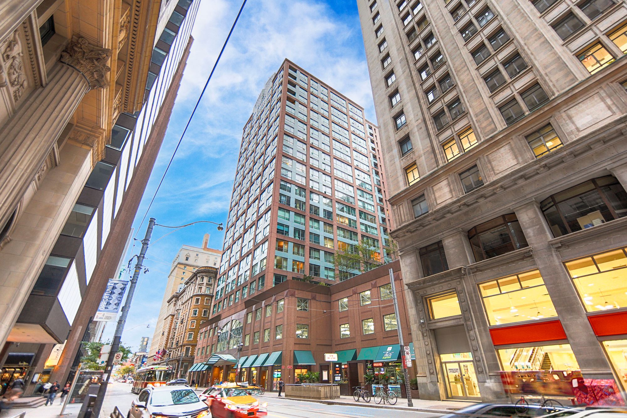 7 King St E The Metropole Condos 2 Beds + Den 2 Baths Unit 2205 Strata.ca
