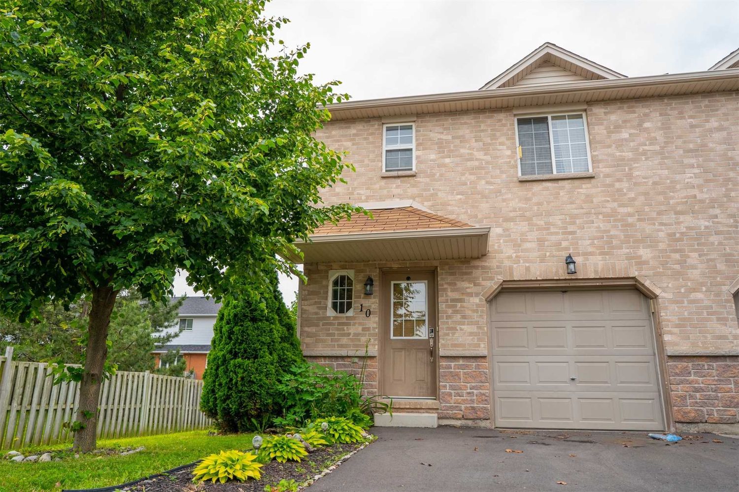 39 Pinewoods Drive. Highland Park Estates Townhomes is located in  Hamilton, Toronto