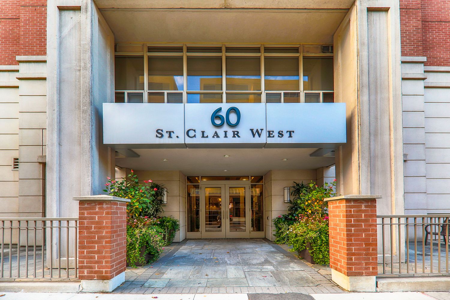 60 St Clair Avenue W. 60 St Clair West is located in  Midtown, Toronto - image #4 of 4