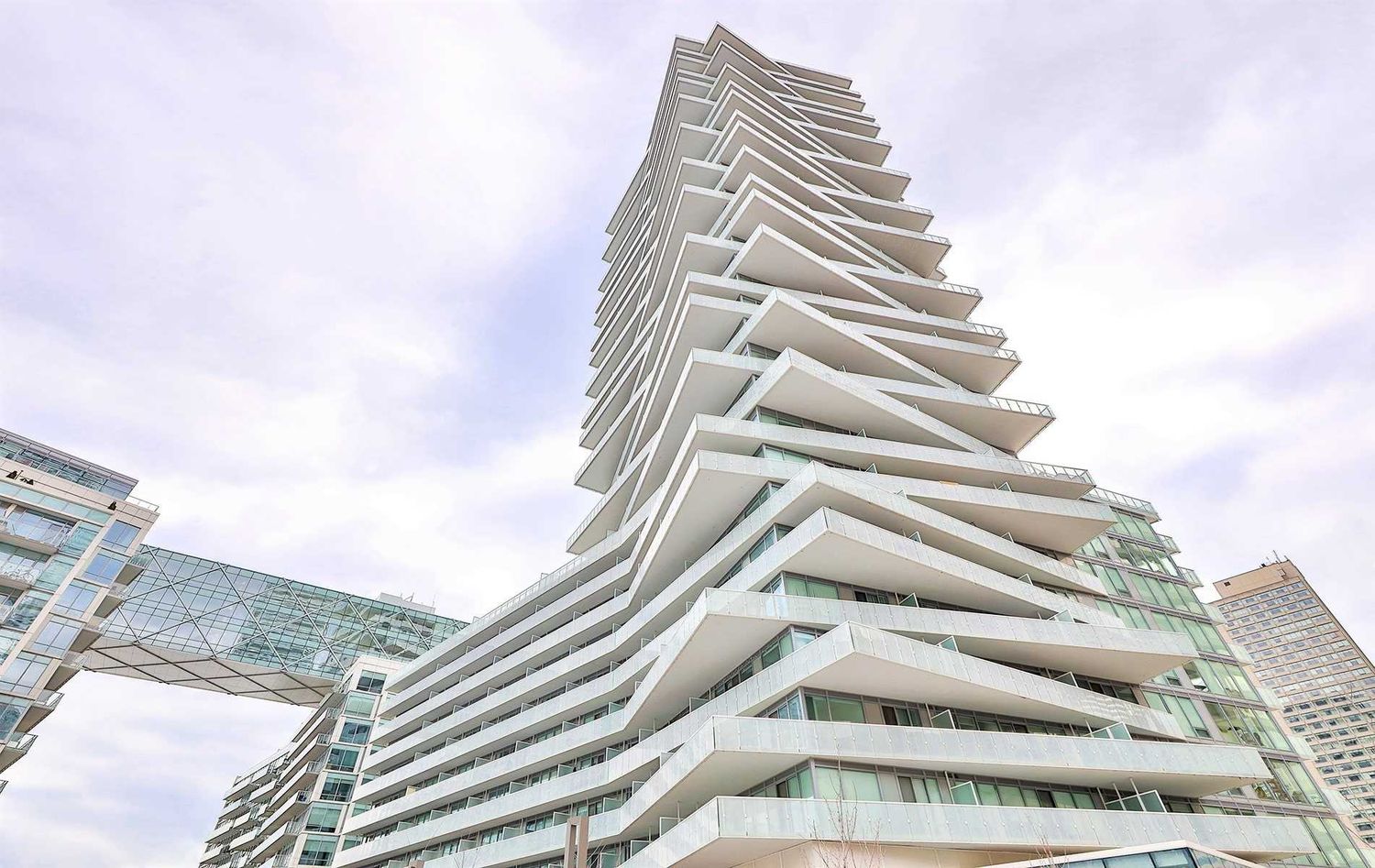 15 Queens Quay East. Pier 27 The Tower Condos is located in  Downtown, Toronto - image #2 of 11