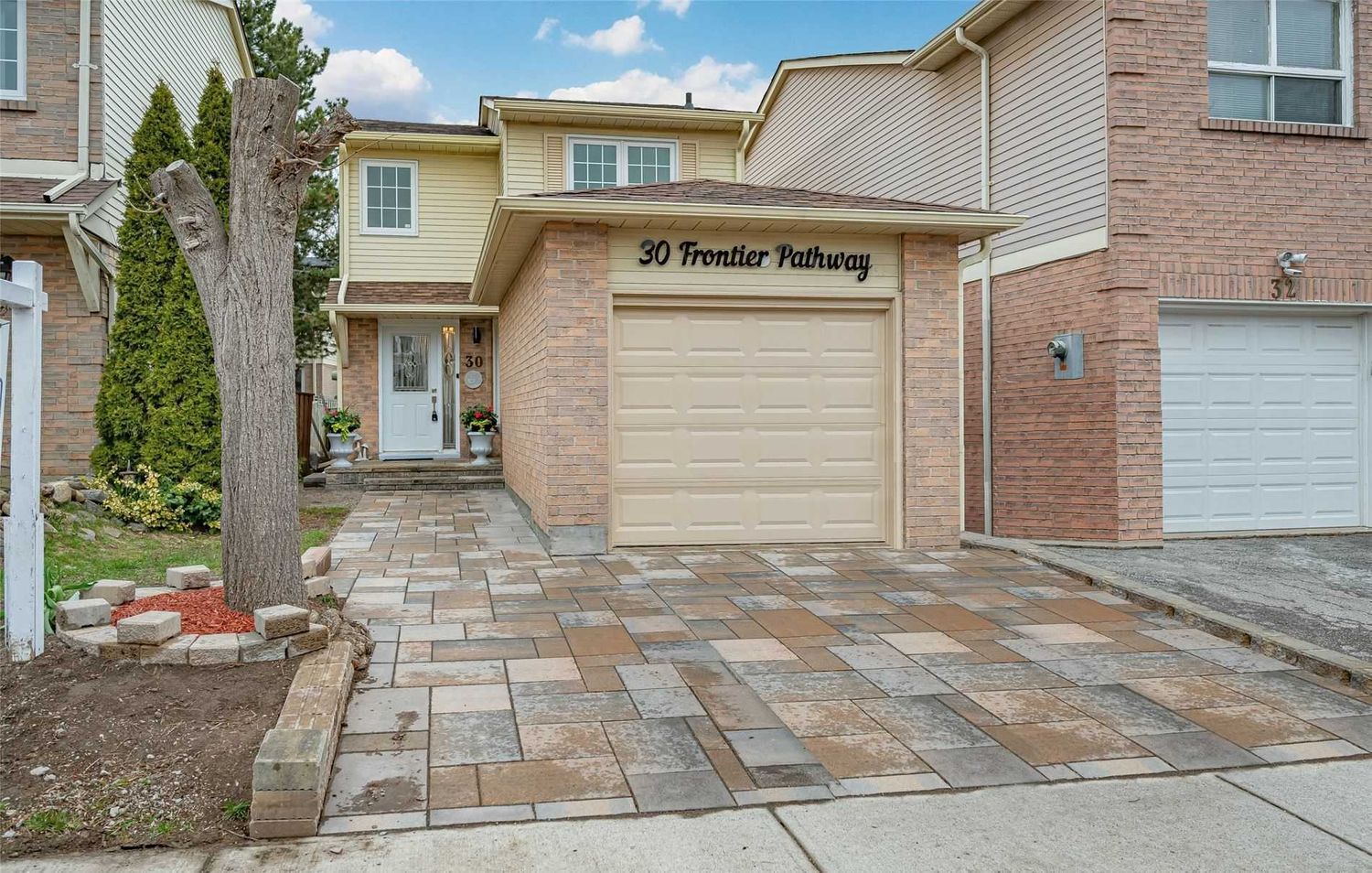 1-44 Frontier Pathway. Frontier Pathway Townhomes is located in  Scarborough, Toronto - image #1 of 2