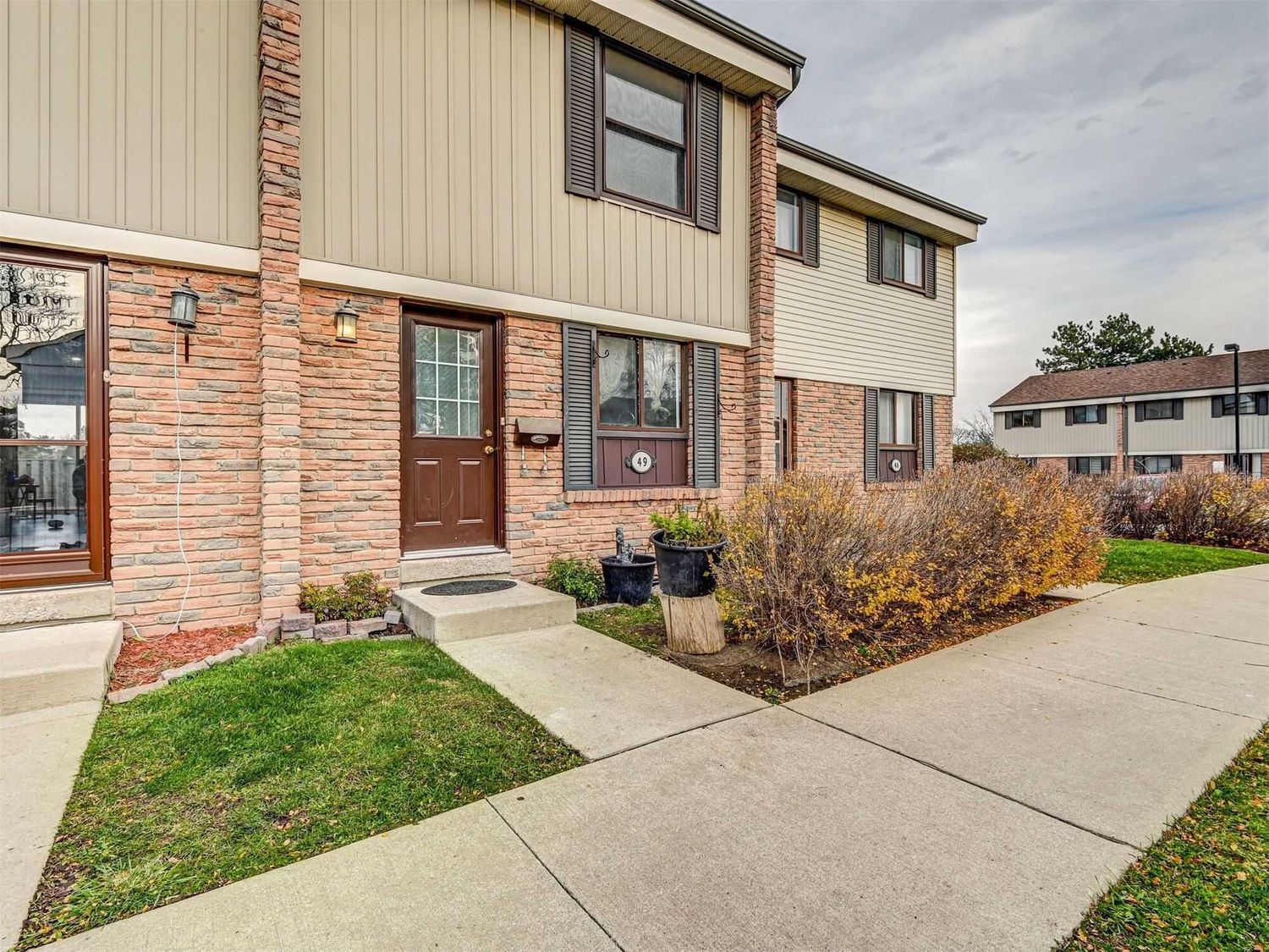 2779 Gananoque Drive. 2779 Gananoque Drive Townhomes is located in  Mississauga, Toronto - image #1 of 2