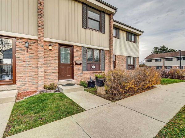 2779 Gananoque Drive Townhomes