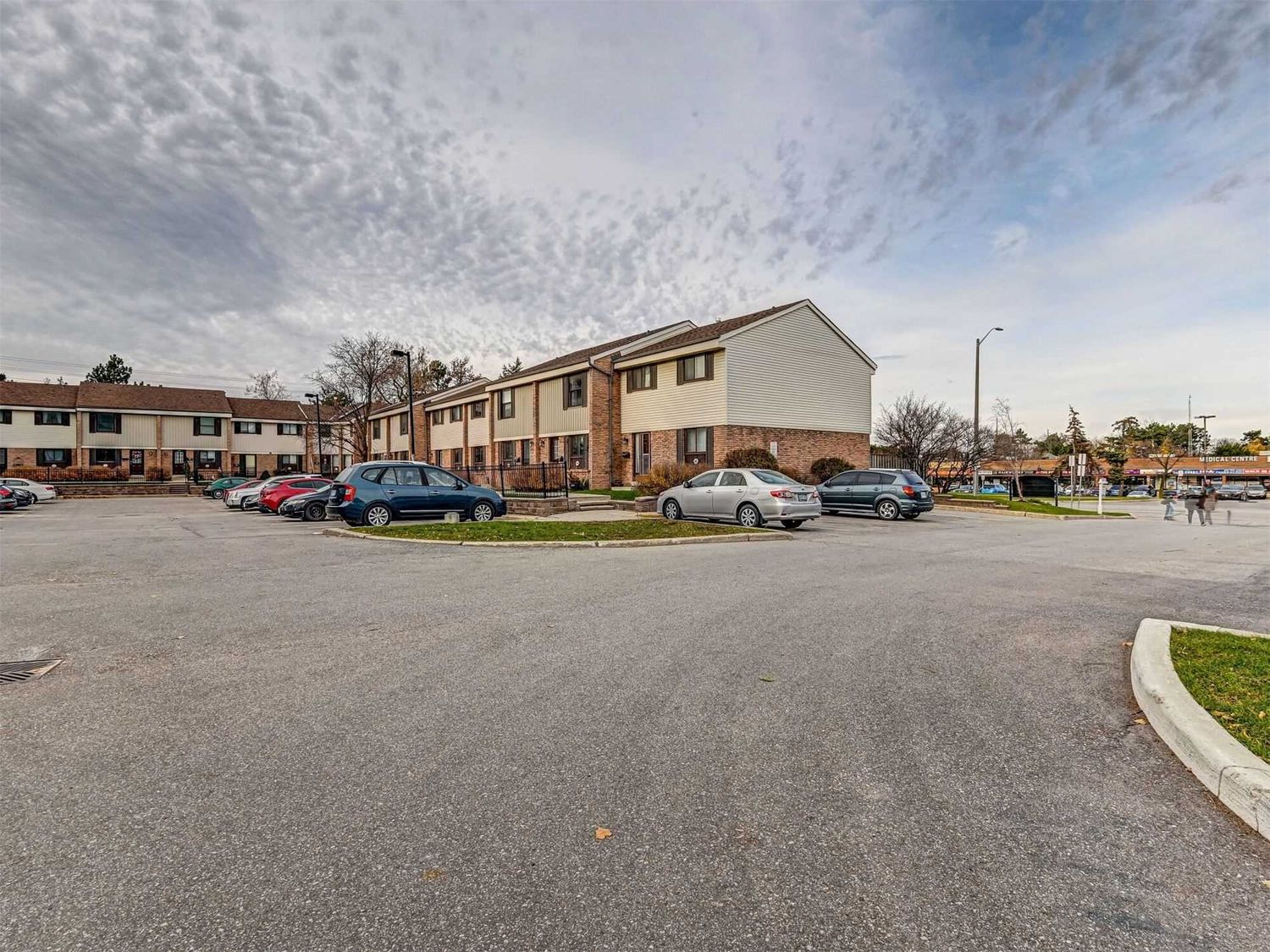 2779 Gananoque Drive. 2779 Gananoque Drive Townhomes is located in  Mississauga, Toronto - image #2 of 2