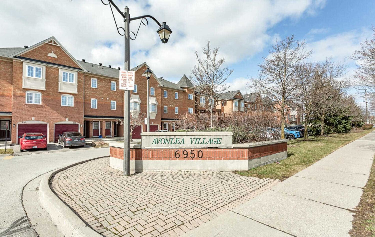 6950 Tenth Line W. Avonlea Village Townhomes is located in  Mississauga, Toronto - image #2 of 2