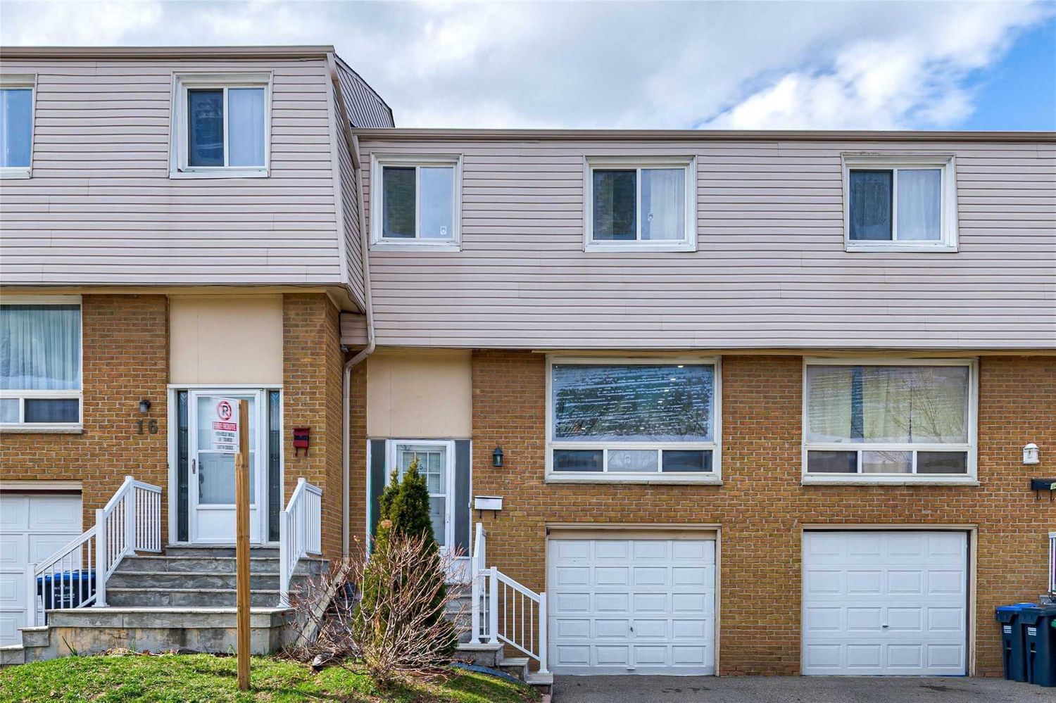 3525 Brandon Gate Drive. 3525 Brandon Gate Townhomes is located in  Mississauga, Toronto - image #1 of 2
