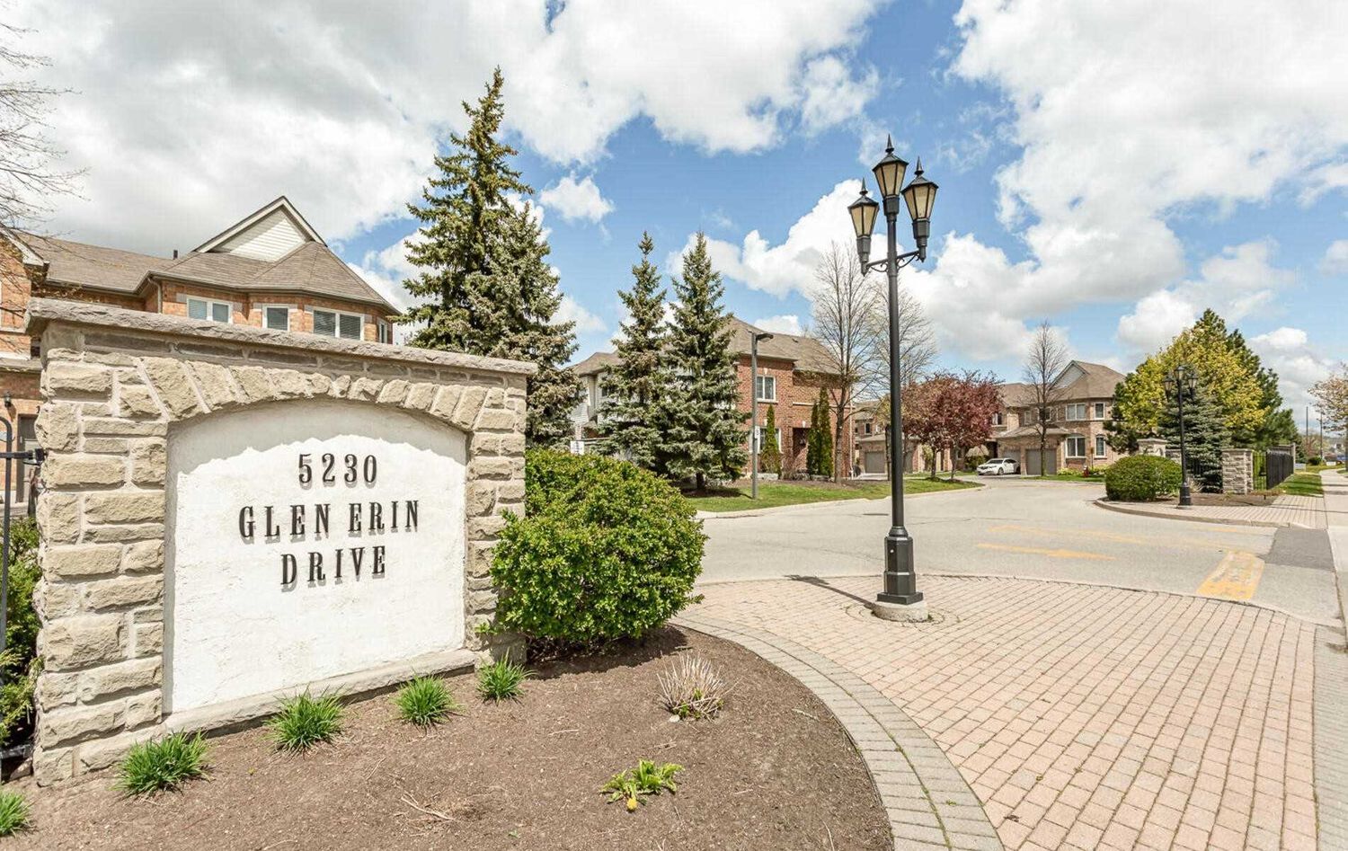 5230 Glen Erin Drive. 5230 Glen Erin Drive Townhomes is located in  Mississauga, Toronto - image #1 of 2