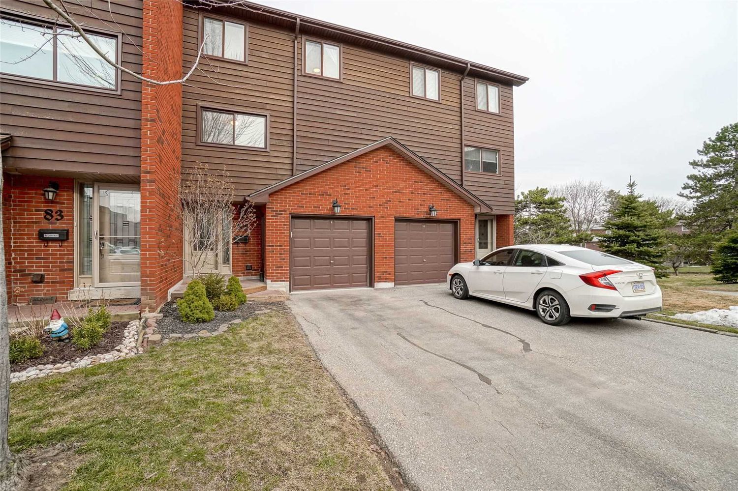 4165 Fieldgate Drive. 4165 Fieldgate Drive Townhomes is located in  Mississauga, Toronto - image #1 of 2