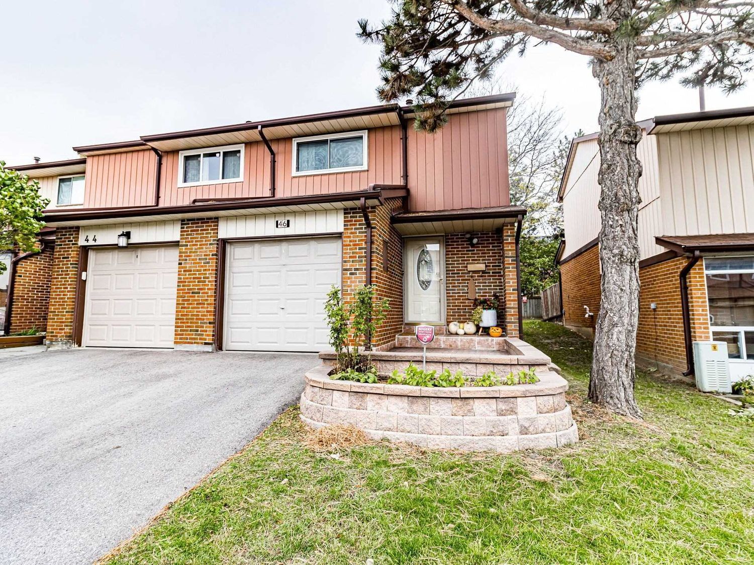 30 Dundalk Drive. 30 Dundalk Drive Townhomes is located in  Scarborough, Toronto - image #2 of 2