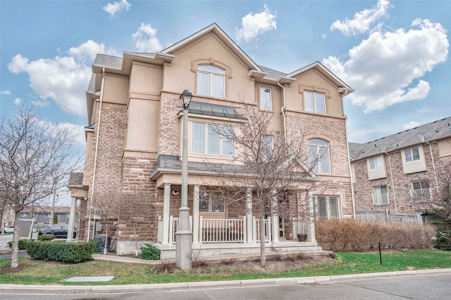 6625 Falconer Drive. 6625 Falconer Drive Townhomes is located in  Mississauga, Toronto - image #1 of 2
