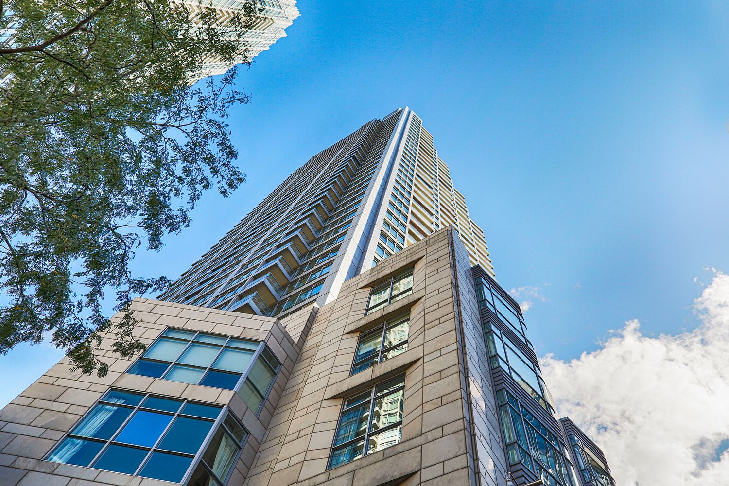 2181 Yonge Street. Quantum South Tower is located in  Midtown, Toronto - image #3 of 8