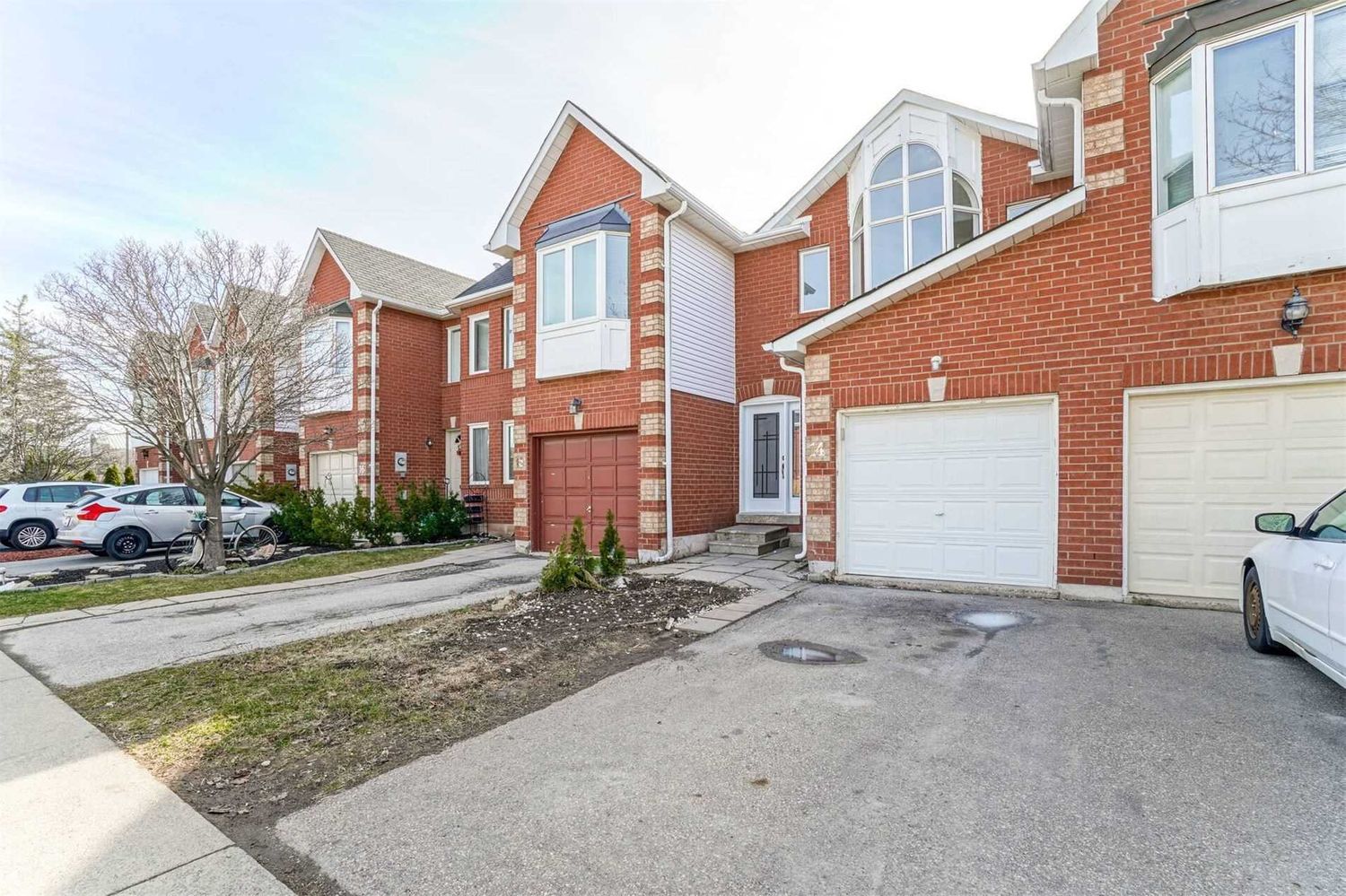 1240 Westview Ter. 1240 Westview Terrace Townhomes is located in  Oakville, Toronto - image #1 of 2