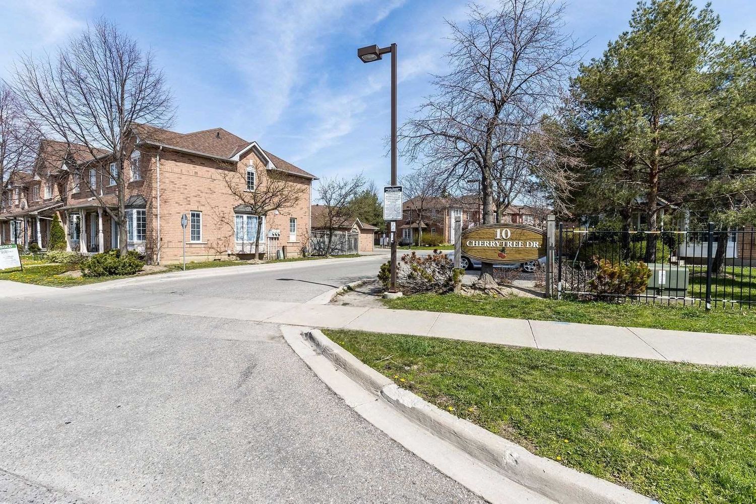 10 Cherrytree Drive. 10 Cherrytree Drive Townhomes is located in  Brampton, Toronto - image #2 of 3