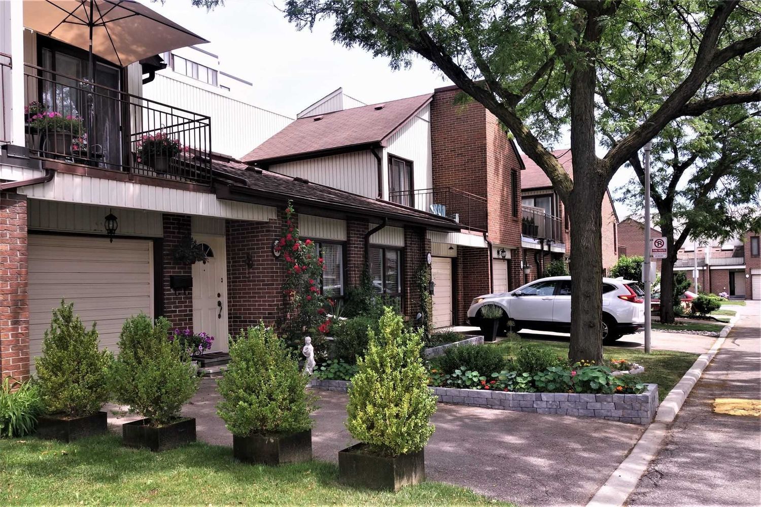 1020 Cedarglen Gate. 1020 & 1021 Cedarglen Gate Townhomes is located in  Mississauga, Toronto - image #1 of 2