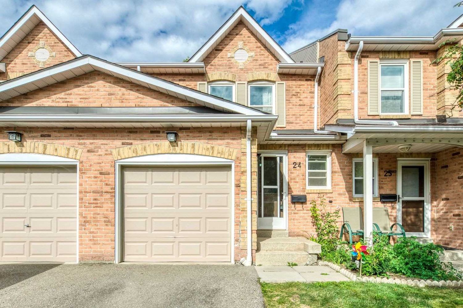 1039 Cedarglen Gate. 1039 Cedarglen Gate Townhomes is located in  Mississauga, Toronto - image #1 of 2