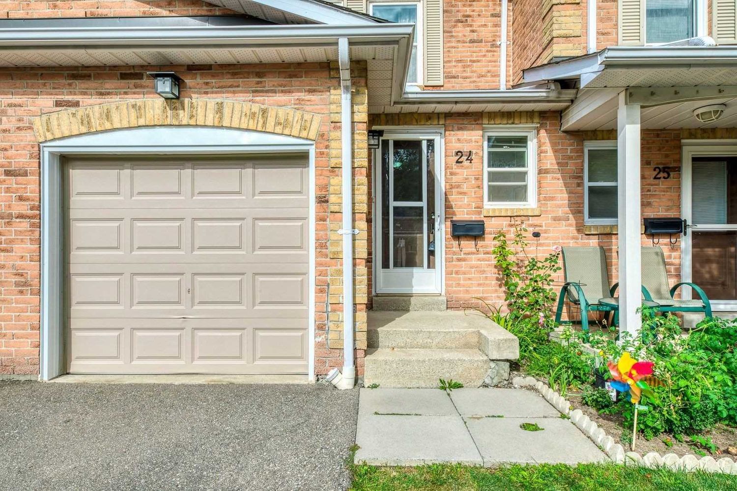 1039 Cedarglen Gate. 1039 Cedarglen Gate Townhomes is located in  Mississauga, Toronto - image #2 of 2