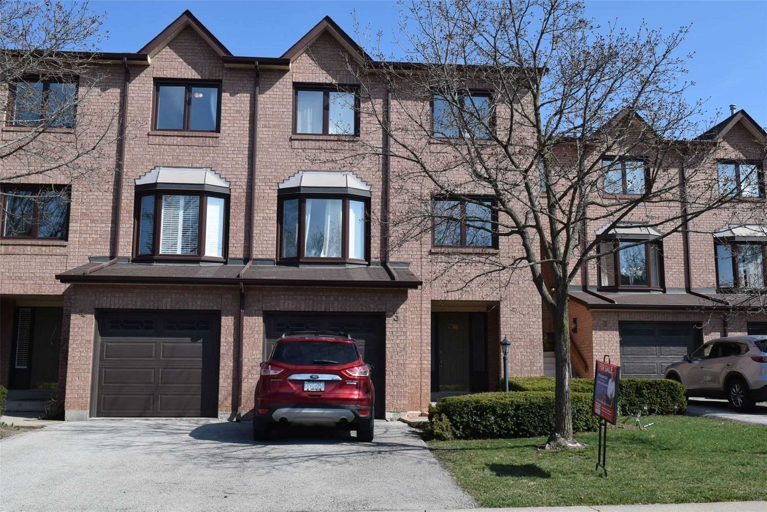 1100 Queens Avenue. 1100 Queens Avenue Townhomes is located in  Oakville, Toronto - image #1 of 2