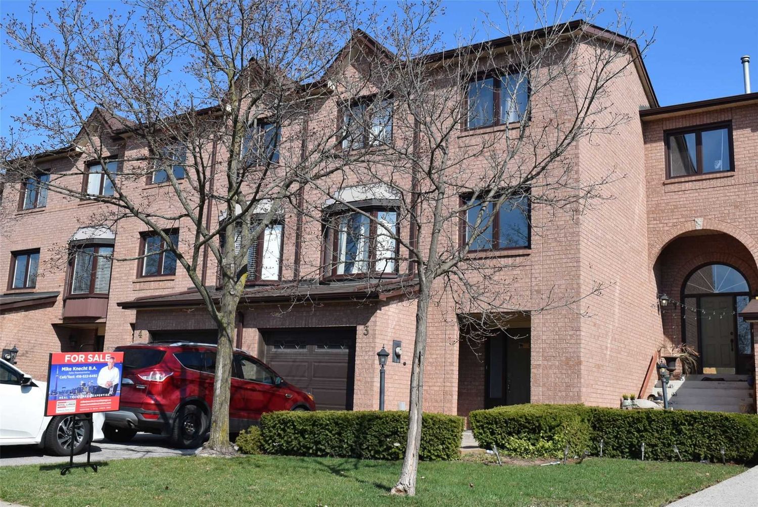 1100 Queens Avenue. 1100 Queens Avenue Townhomes is located in  Oakville, Toronto - image #2 of 2