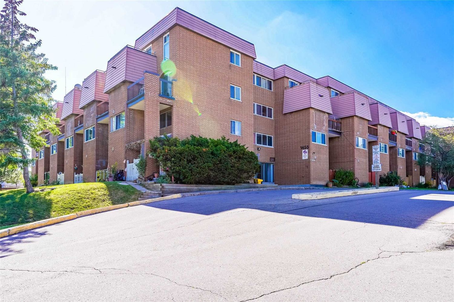 1335-1455 Williamsport Dr. This condo townhouse at 1335-1455 Williamsport Drive Condos is located in  Mississauga, Toronto - image #1 of 2 by Strata.ca