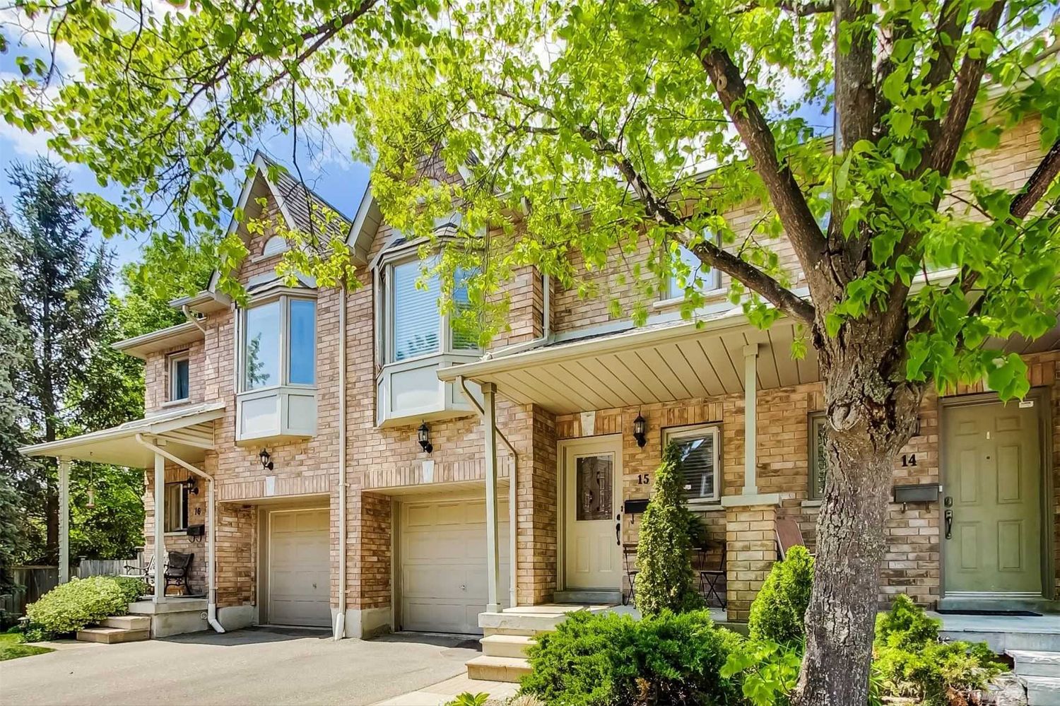 1385 Lakeshore Road W. 1385 Lakeshore Road West Townhomes is located in  Mississauga, Toronto - image #2 of 2