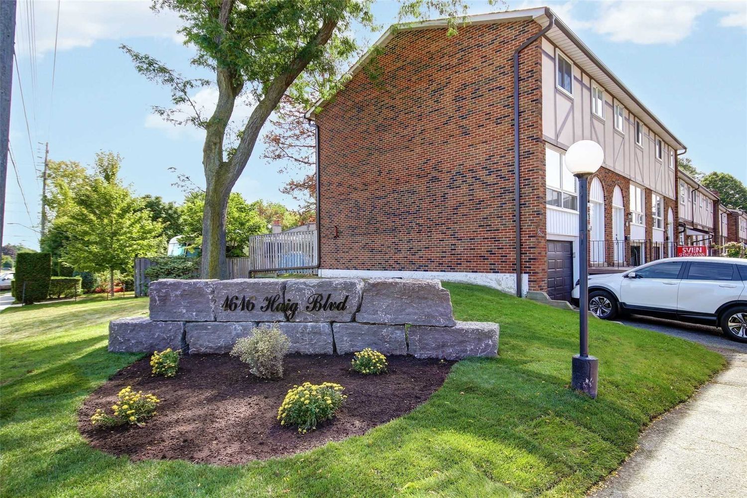 1616 Haig Boulevard. 1616 Haig Boulevard Townhomes is located in  Mississauga, Toronto - image #1 of 2