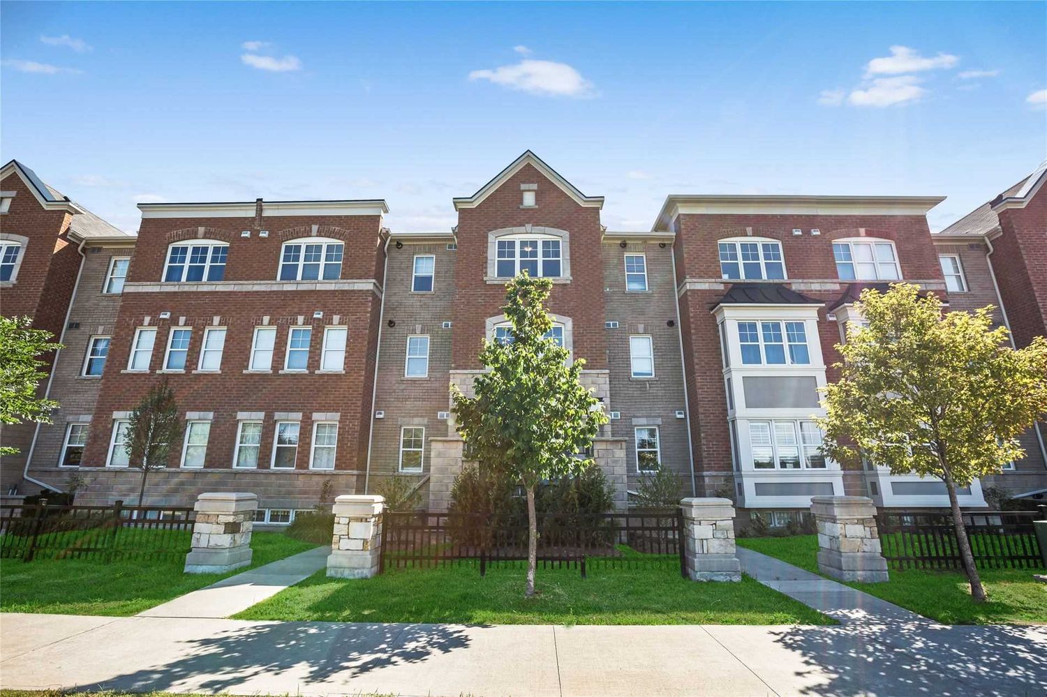 1725 Pure Springs Boulevard. 1725 Pure Springs Townhomes is located in  Pickering, Toronto - image #1 of 2