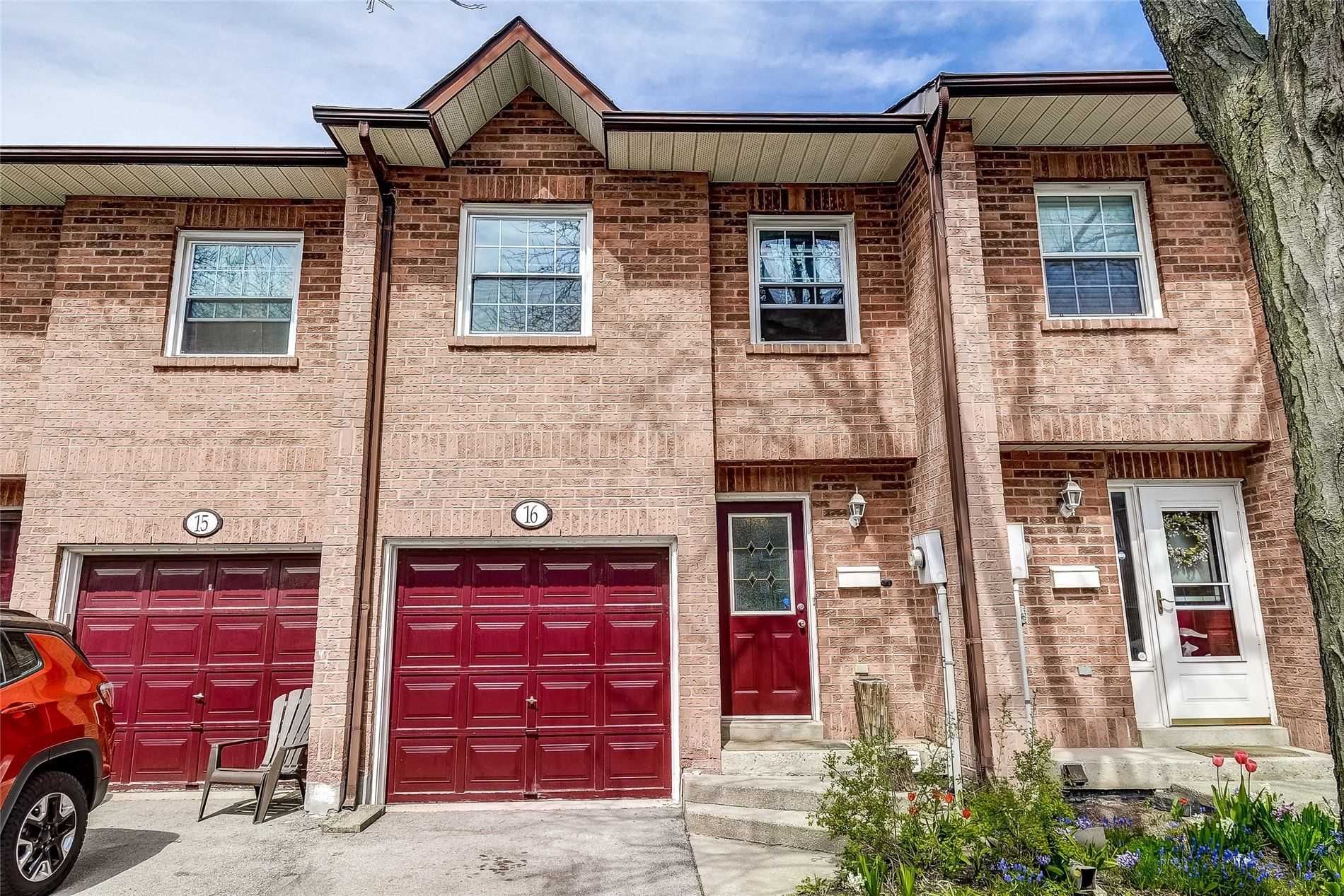 2004 Glenada Cres. This condo townhouse at 2004 & 2206 Glenada Crescent Townhomes is located in  Oakville, Toronto - image #1 of 2 by Strata.ca