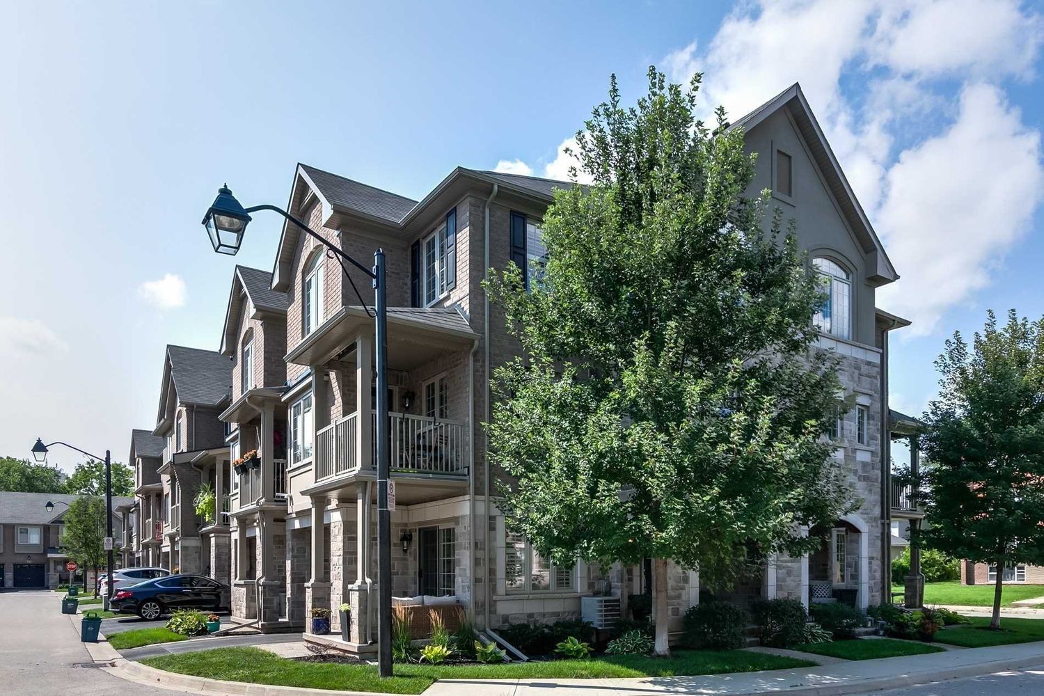 2086 Ghent Avenue. 2086 Ghent Avenue Townhomes is located in  Burlington, Toronto - image #2 of 2
