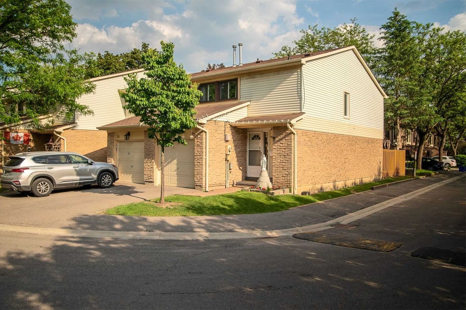 209 Castle Rock Drive. 209 Castle Rock Drive Townhomes is located in  East End, Toronto - image #2 of 3