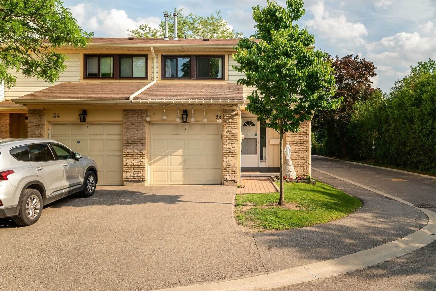 209 Castle Rock Drive. 209 Castle Rock Drive Townhomes is located in  East End, Toronto - image #3 of 3