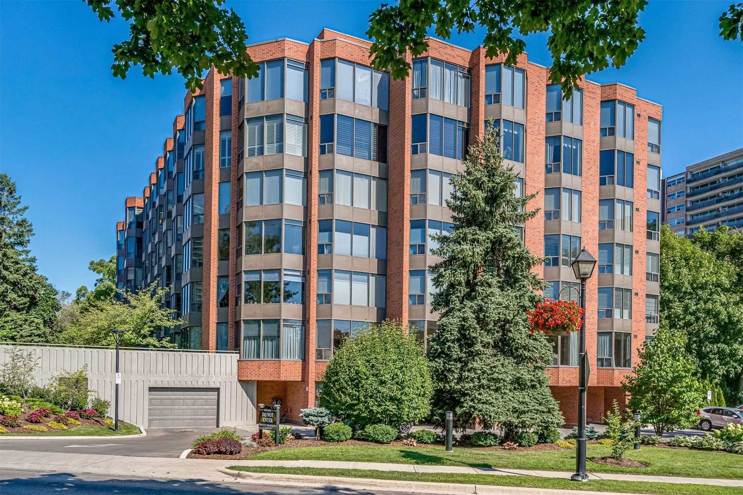 2121 Lakeshore Road.  Village Gate Condos is located in  Burlington, Toronto - image #3 of 3