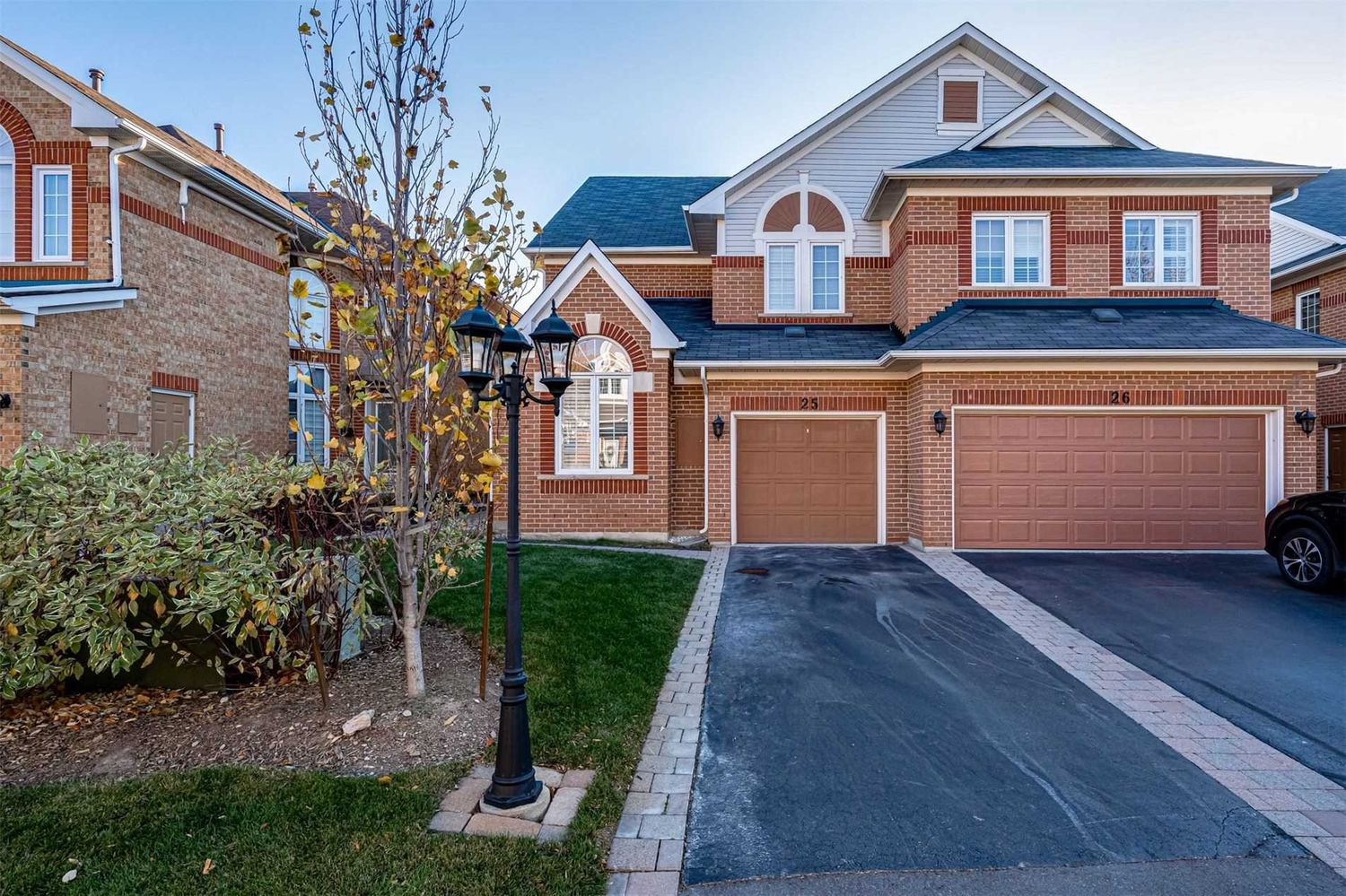 2141 Country Club Drive. 2141 & 2145 Country Club Drive Townhomes is located in  Burlington, Toronto - image #1 of 2