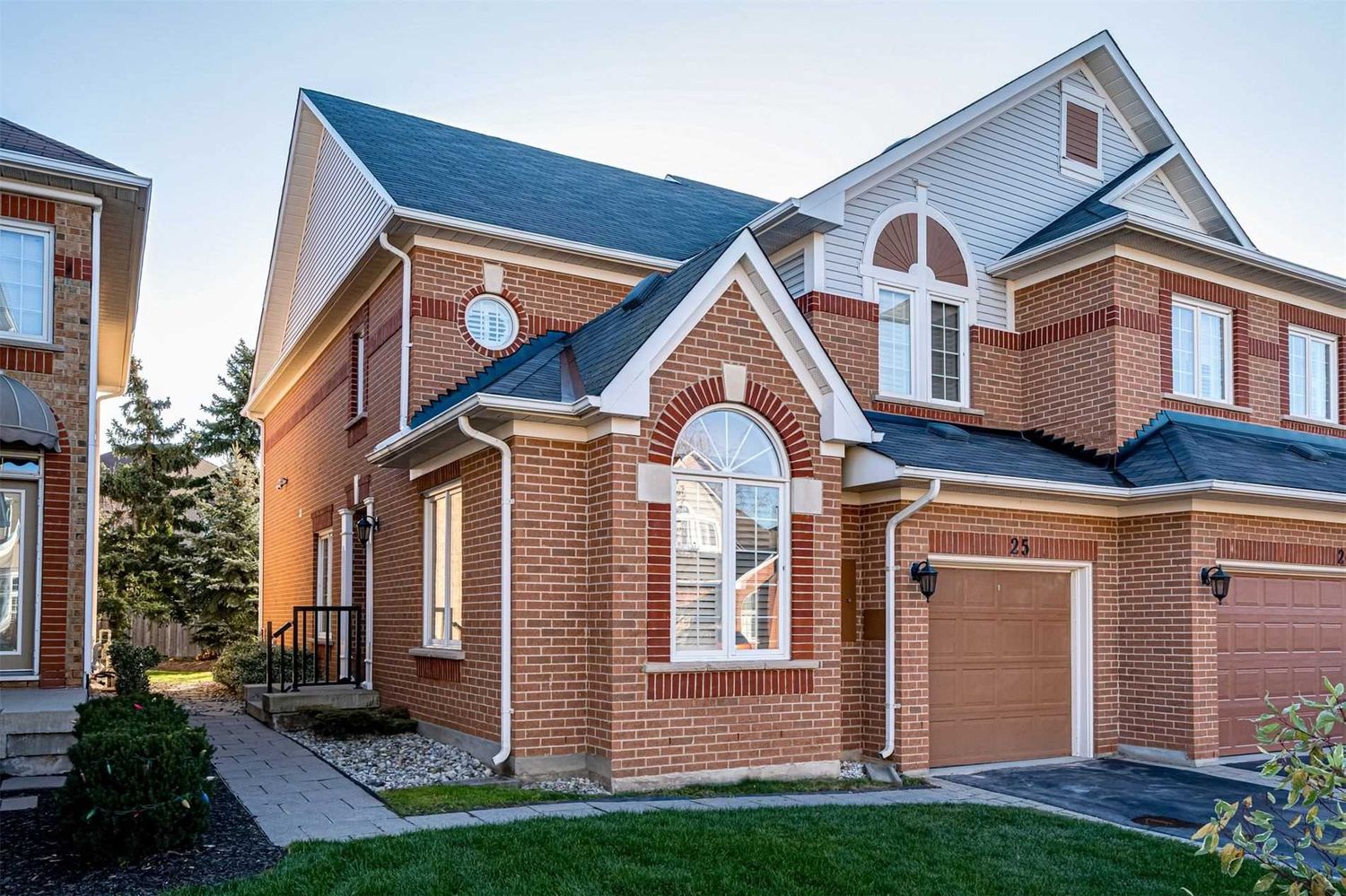 2141 Country Club Drive. 2141 & 2145 Country Club Drive Townhomes is located in  Burlington, Toronto - image #2 of 2