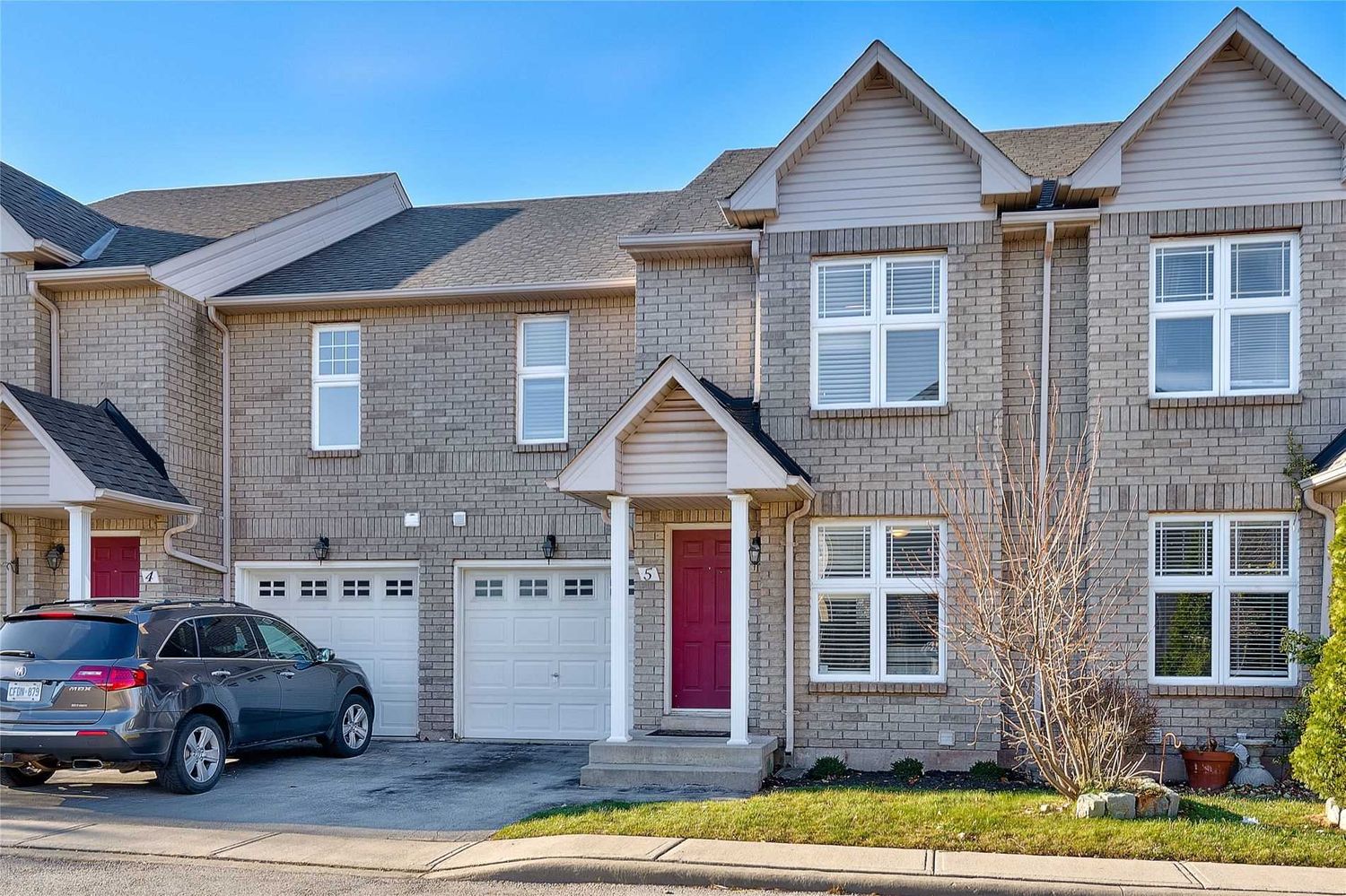 2189 Postmaster Drive. 2189 Postmaster Drive Townhomes is located in  Oakville, Toronto - image #2 of 2