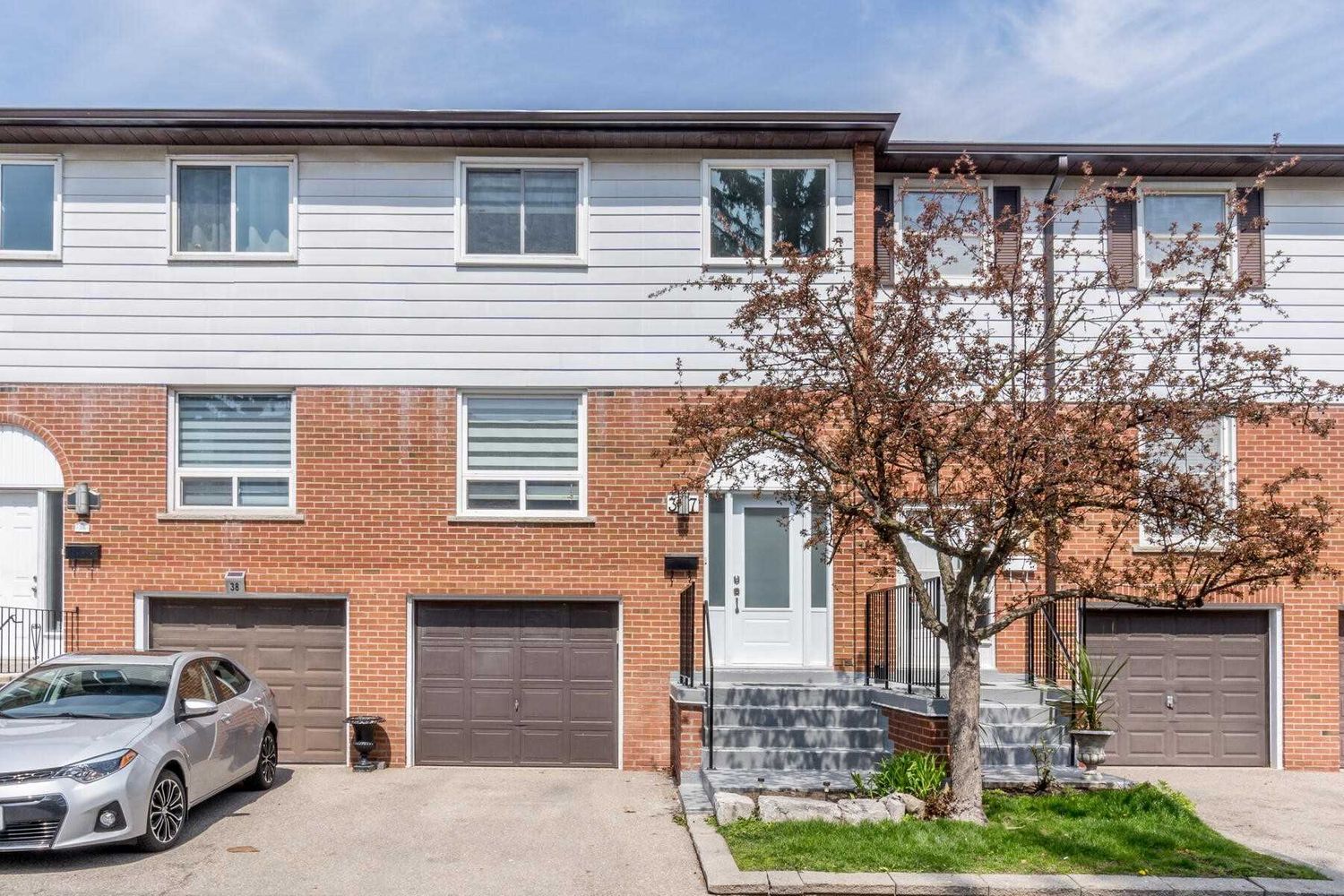 2445 Homelands Drive. 2445 Homelands Drive Townhomes is located in  Mississauga, Toronto - image #1 of 2