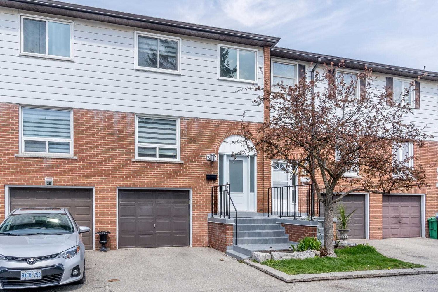 2445 Homelands Drive. 2445 Homelands Drive Townhomes is located in  Mississauga, Toronto - image #2 of 2